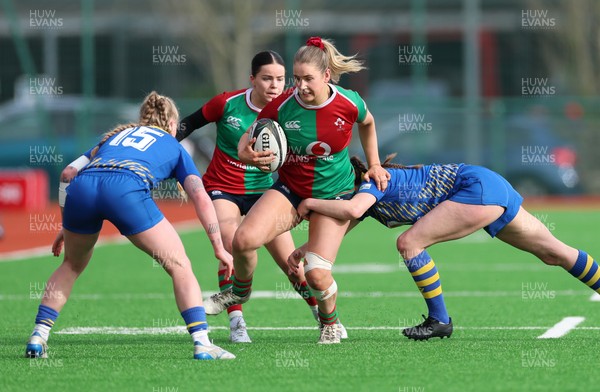 140226 - Gwalia Lightning v Clovers, Celtic Challenge - Aoife Corey of Clovers takes on Caitlin Lewis of Gwalia Lightning and Nikita Prothero of Gwalia Lightning