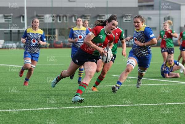 140226 - Gwalia Lightning v Clovers, Celtic Challenge - Niamh Murphy of Clovers races in to score try