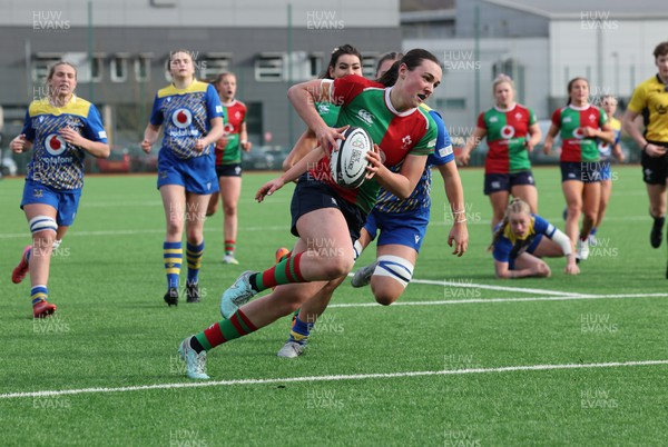 140226 - Gwalia Lightning v Clovers, Celtic Challenge - Niamh Murphy of Clovers races in to score try