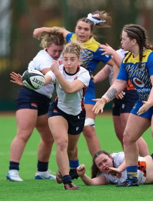 170126 - Gwalia Lightning v Edinburgh Rugby, Celtic Challenge - Emily Love of Edinburgh Rugby feeds the ball out