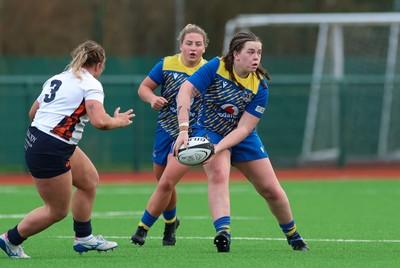 170126 - Gwalia Lightning v Edinburgh Rugby, Celtic Challenge - Maisie Davies of Gwalia Lightning feeds the ball out