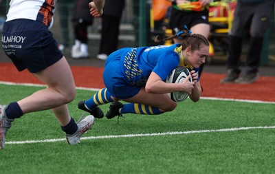 170126 - Gwalia Lightning v Edinburgh Rugby, Celtic Challenge - Caitlin Lewis of Gwalia Lightning dives in to score try