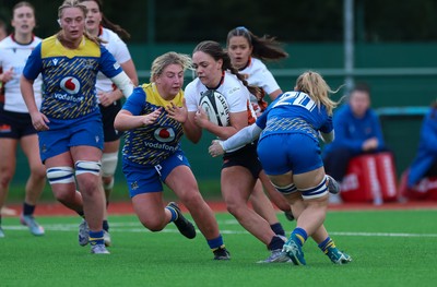 170126 - Gwalia Lightning v Edinburgh Rugby, Celtic Challenge - Hannah Walker of Edinburgh Rugby breaks away