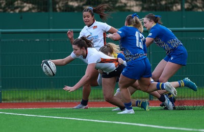 170126 - Gwalia Lightning v Edinburgh Rugby, Celtic Challenge - Hannah Ramsay of Edinburgh Rugby dives in to score try