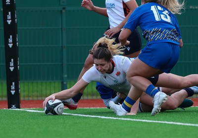 170126 - Gwalia Lightning v Edinburgh Rugby, Celtic Challenge - Hannah Ramsay of Edinburgh Rugby dives in to score try