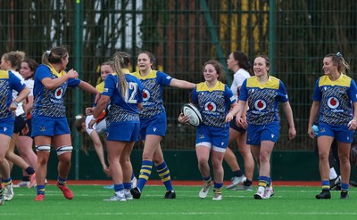 170126 - Gwalia Lightning v Edinburgh Rugby, Celtic Challenge - The team celebrate with Lily Hawkins of Gwalia Lightning after she scores try