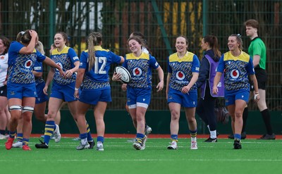 170126 - Gwalia Lightning v Edinburgh Rugby, Celtic Challenge - The team celebrate with Lily Hawkins of Gwalia Lightning after she scores try