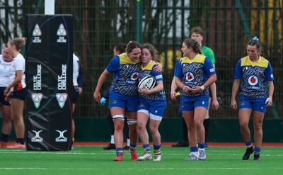 170126 - Gwalia Lightning v Edinburgh Rugby, Celtic Challenge - The team celebrate with Lily Hawkins of Gwalia Lightning after she scores try