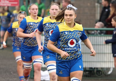 170126 - Gwalia Lightning v Edinburgh Rugby, Celtic Challenge - Bryonie King, Alaw Pyrs of Gwalia Lightning and Tilly Vucaj of Gwalia Lightning run out