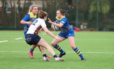 170126 - Gwalia Lightning v Edinburgh Rugby, Celtic Challenge - Caitlin Lewis of Gwalia Lightning takes on Lucy MacRae of Edinburgh Rugby