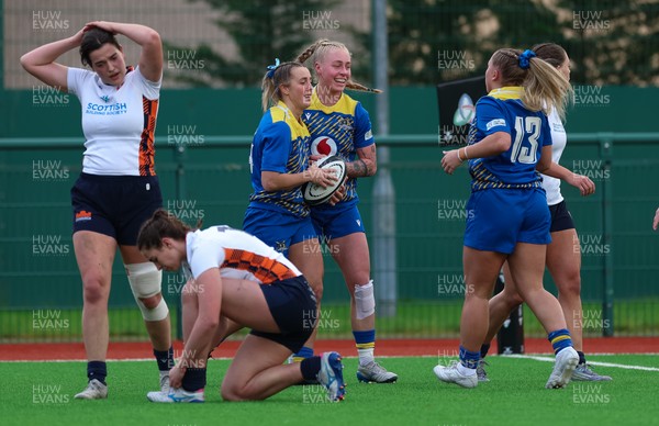 170126 - Gwalia Lightning v Edinburgh Rugby, Celtic Challenge - Courtney Greenway of Gwalia Lightning dives in to score try
