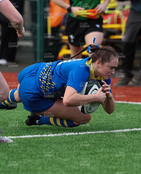 170126 - Gwalia Lightning v Edinburgh Rugby, Celtic Challenge - Caitlin Lewis of Gwalia Lightning dives in to score try