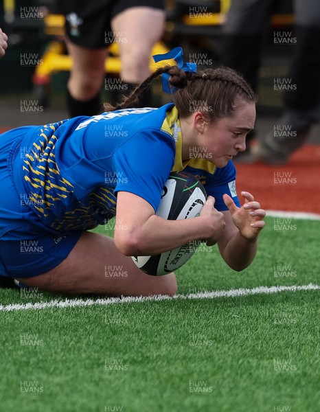 170126 - Gwalia Lightning v Edinburgh Rugby, Celtic Challenge - Caitlin Lewis of Gwalia Lightning dives in to score try