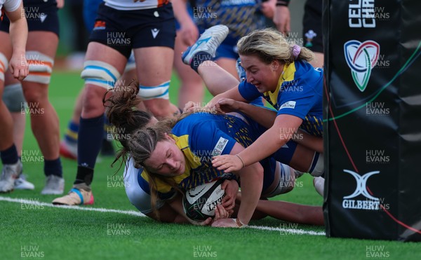 170126 - Gwalia Lightning v Edinburgh Rugby, Celtic Challenge - Alaw Pyrs of Gwalia Lightning powers over to score try