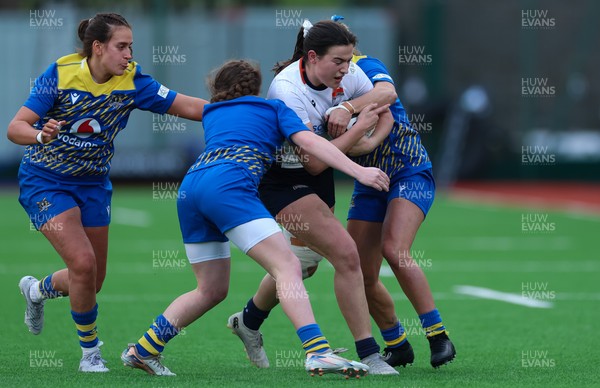 170126 - Gwalia Lightning v Edinburgh Rugby, Celtic Challenge - Rachel Philipps of Edinburgh Rugby charges forward