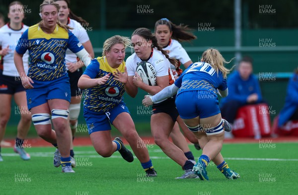170126 - Gwalia Lightning v Edinburgh Rugby, Celtic Challenge - Hannah Walker of Edinburgh Rugby breaks away