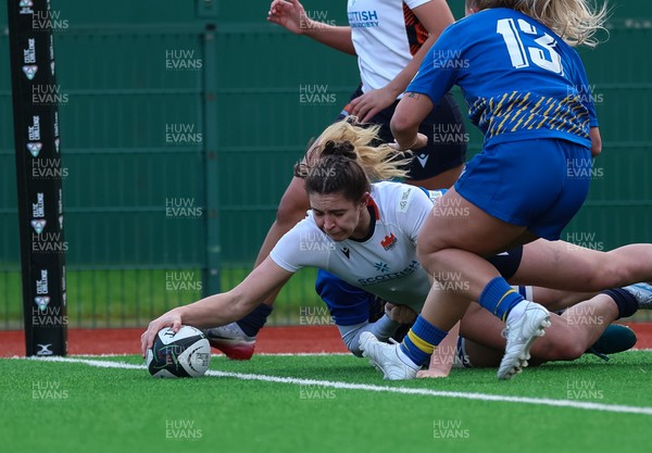 170126 - Gwalia Lightning v Edinburgh Rugby, Celtic Challenge - Hannah Ramsay of Edinburgh Rugby dives in to score try