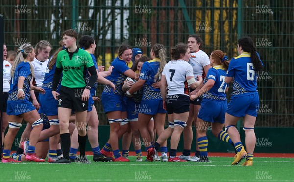170126 - Gwalia Lightning v Edinburgh Rugby, Celtic Challenge - The team celebrate with Lily Hawkins of Gwalia Lightning after she scores try