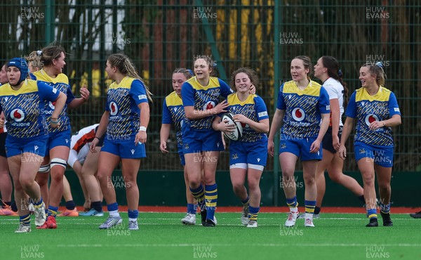 170126 - Gwalia Lightning v Edinburgh Rugby, Celtic Challenge - The team celebrate with Lily Hawkins of Gwalia Lightning after she scores try