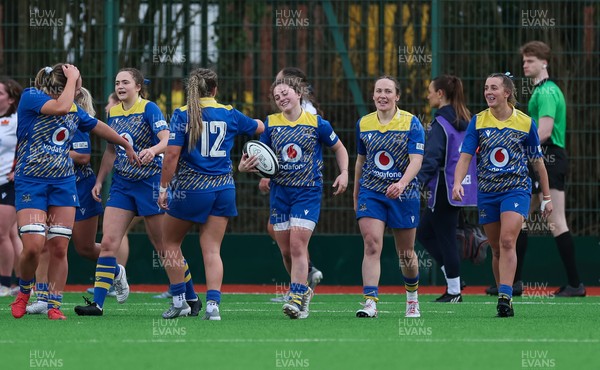 170126 - Gwalia Lightning v Edinburgh Rugby, Celtic Challenge - The team celebrate with Lily Hawkins of Gwalia Lightning after she scores try