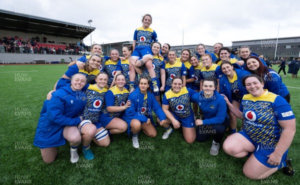 170126 - Gwalia Lightning v Edinburgh Rugby, Celtic Challenge - Lily Hawkins of Gwalia Lightning is held aloft during a team photograph at the end of the match