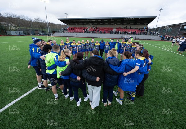 170126 - Gwalia Lightning v Edinburgh Rugby, Celtic Challenge - Gwalia Lightning huddle up at the end of the match
