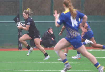210226 - Gwalia Lightning v Glasgow - Celtic Challenge - Claudia McLaren on the break