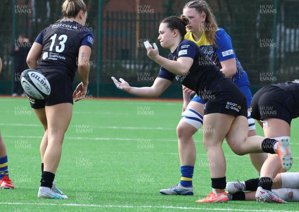 210226 - Gwalia Lightning v Glasgow - Celtic Challenge - Rianna Darroch gets the ball away