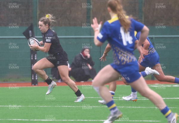210226 - Gwalia Lightning v Glasgow - Celtic Challenge - Claudia McLaren on the break