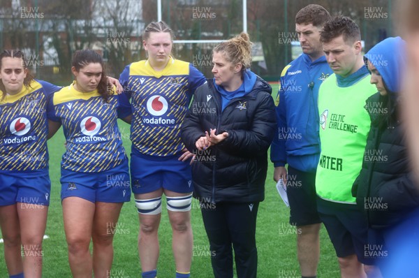 210226 - Gwalia Lightning v Glasgow - Celtic Challenge - Gwalia huddle - Catrina Nicholas-MacLaughlin