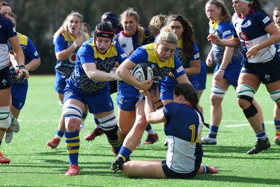 280226 - Gwalia Lightning v Wolfhounds - Celtic Challenge - Molly Reardon of Gwalia Lightning is challenged by Katie Corrigan of Wolfhounds