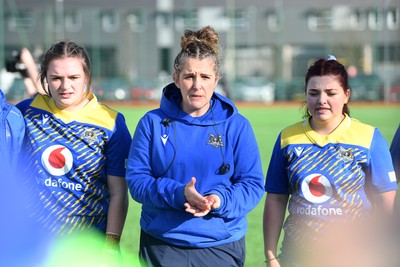 280226 - Gwalia Lightning v Wolfhounds - Celtic Challenge - Catrina Nicholas-McLaughlin, Gwalia Lightning head coach leads her sides team huddle at full time