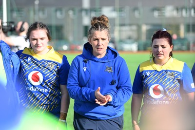280226 - Gwalia Lightning v Wolfhounds - Celtic Challenge - Catrina Nicholas-McLaughlin, Gwalia Lightning head coach leads her sides team huddle at full time