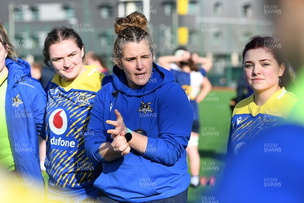 280226 - Gwalia Lightning v Wolfhounds - Celtic Challenge - Catrina Nicholas-McLaughlin, Gwalia Lightning head coach leads her sides team huddle at full time