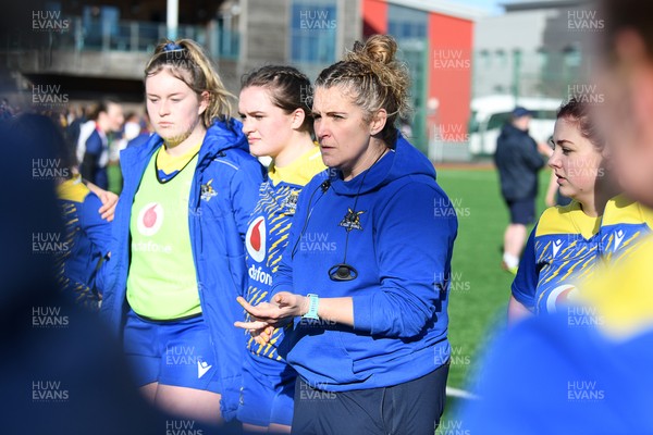 280226 - Gwalia Lightning v Wolfhounds - Celtic Challenge - Catrina Nicholas-McLaughlin, Gwalia Lightning head coach leads her sides team huddle at full time
