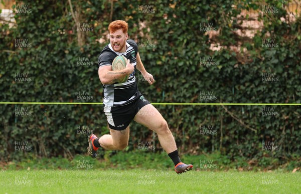 040426 - Caerleon v Gwernyfed RFC, Admiral National League 3 East Presentation - Ryan Davies of Gwernyfed races in to score try