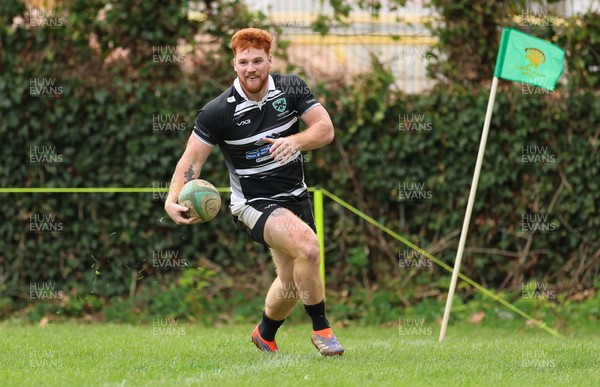 040426 - Caerleon v Gwernyfed RFC, Admiral National League 3 East Presentation - Ryan Davies of Gwernyfed races in to score try