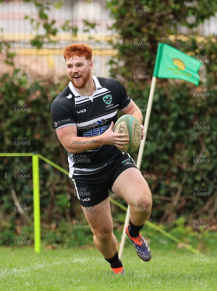 040426 - Caerleon v Gwernyfed RFC, Admiral National League 3 East Presentation - Ryan Davies of Gwernyfed races in to score try