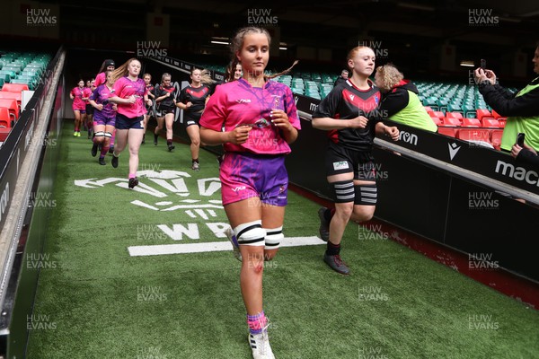 020423 - Gwylliaid Meirionnydd v Cardiff Quins Girls - WRU Girls U16 National Plate Final - The teams take to the field 