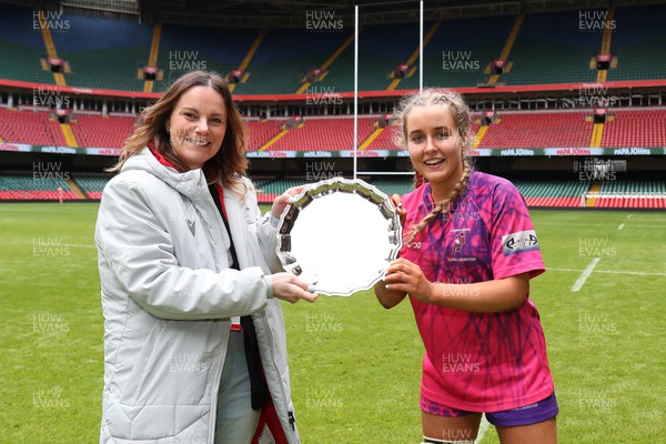 020423 - Gwylliaid Meirionnydd v Cardiff Quins Girls - WRU Girls U16 National Plate Final -  Quins captain receives the trophy 