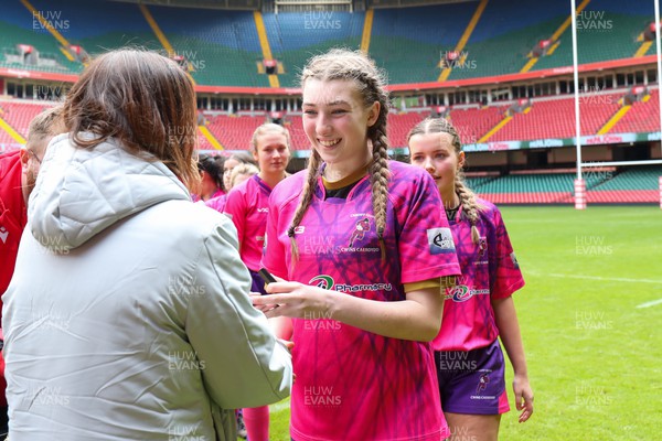 020423 - Gwylliaid Meirionnydd v Cardiff Quins Girls - WRU Girls U16 National Plate Final - Players and Officials receive their medals 