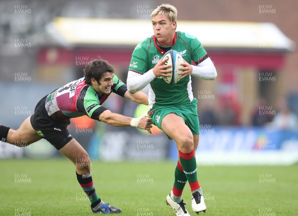 08.11.09... Harlequins v Scarlets, LV= Cup Scarlets Gareth Maule breaks away from Harlequins Gonzalo Tiesi  