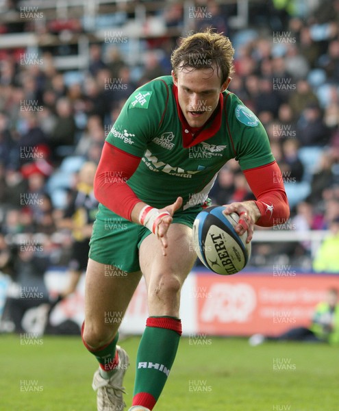 08.11.09... Harlequins v Scarlets, LV= Cup Scarlets Andy Fenby races in to score try  