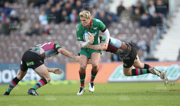 08.11.09... Harlequins v Scarlets, LV= Cup Scarlets Gareth Maule takes on Harlequins Rory Clegg and Harlequins Gonzalo Tiesi   