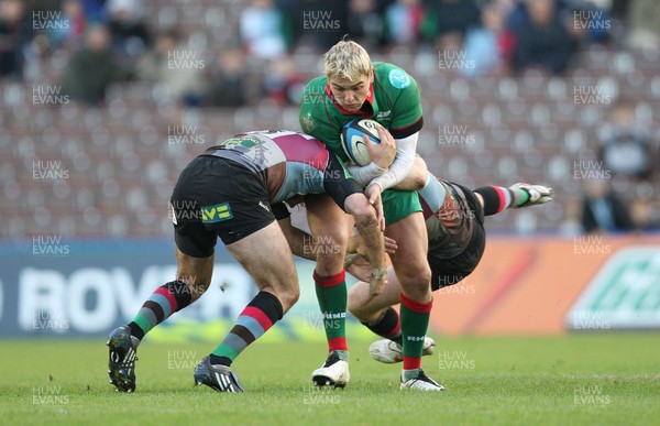 08.11.09... Harlequins v Scarlets, LV= Cup Scarlets Gareth Maule takes on Harlequins Rory Clegg and Harlequins Gonzalo Tiesi   