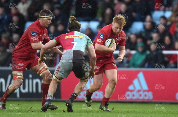 270118 - Harlequins v Scarlets - Anglo Welsh Cup - Rhys Fawcett of Scarlets takes on Luke Wallace of Harlequins