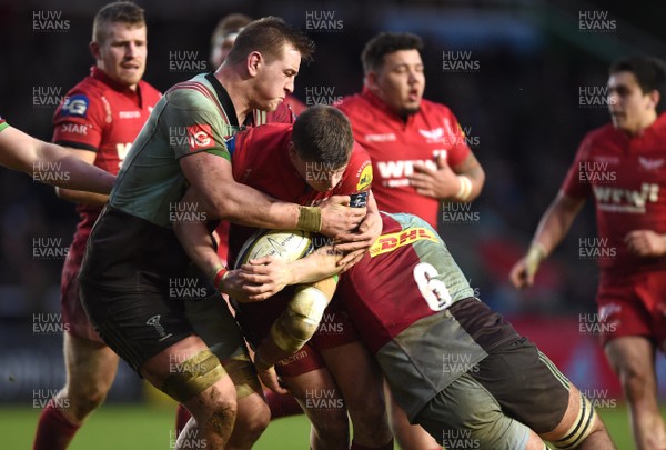 270118 - Harlequins v Scarlets - Anglo Welsh Cup - Tom Hughes of Scarlets is tackled by Stan South and Archie White of Harlequins