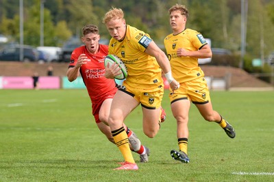 060925 - Hartpury College v Dragons RFC - Preseason Friendly - David Richards of Dragons runs in to score a try