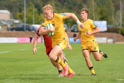 060925 - Hartpury College v Dragons RFC - Preseason Friendly - David Richards of Dragons runs in to score a try