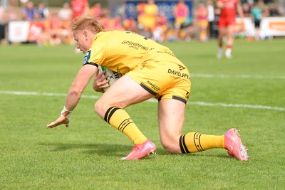 060925 - Hartpury College v Dragons RFC - Preseason Friendly - David Richards of Dragons scores a try